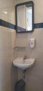 Ένα μπάνιο στο Front One Budget Hotel Slamet Riyadi Solo