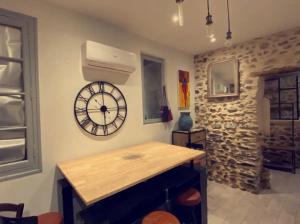 a room with a large clock on the wall at LA CAVE in Bouleternère