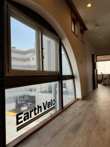 Foto dalla galleria di EarthVeloビル一棟貸しでフルリノベ済み各階に風呂トイレありで好立地でコスパ最高をめざしている宿です a Tokushima