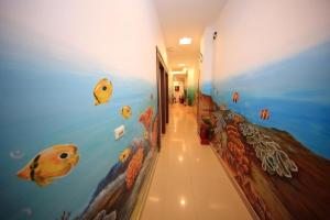 小琉球的住宿－好喝ㄟ特色民宿，走廊上,房间中设有水族馆主题的墙壁