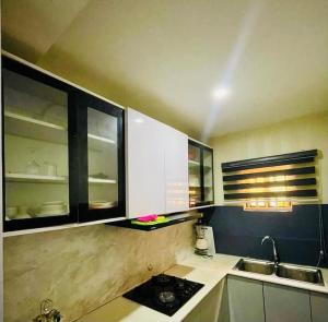 Kuchyň nebo kuchyňský kout v ubytování Central Oasis - Entire 3 Bedroom Apartment in Abuja with Pool, Games, WiFi, Balcony, and Garden