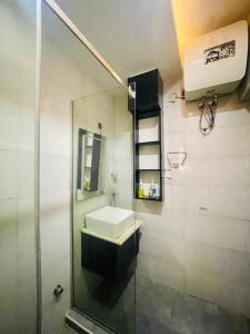 Koupelna v ubytování Central Oasis - Entire 3 Bedroom Apartment in Abuja with Pool, Games, WiFi, Balcony, and Garden