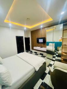 Postel nebo postele na pokoji v ubytování Central Oasis - Entire 3 Bedroom Apartment in Abuja with Pool, Games, WiFi, Balcony, and Garden