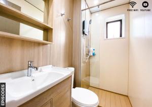 尼萊的住宿－Cozy 2 Rooms Nilai Free Wifi 03，一间带水槽、卫生间和淋浴的浴室
