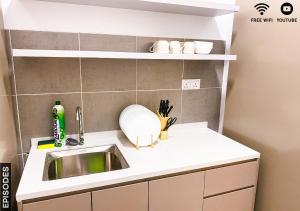 eine kleine Küche mit einer Spüle und einer Theke in der Unterkunft Cozy 2 Rooms Nilai Free Wifi 03 in Nilai