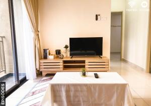 尼萊的住宿－Cozy 2 Rooms Nilai Free Wifi 03，客厅配有桌子和平面电视。