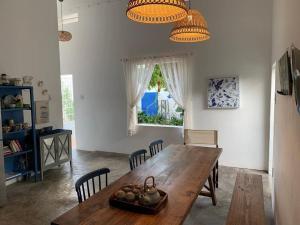 uma sala de jantar com uma mesa de madeira e cadeiras em Peaceful house em Vung Tau