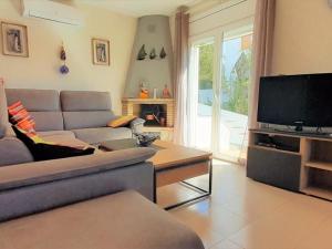 Il comprend un salon doté d'un canapé et d'une télévision à écran plat. dans l'établissement Apartamento Llançà, 2 dormitorios, 5 personas - ES-170-44, à Llançà