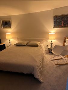 A bed or beds in a room at Villa K Maison archi avec piscine 15 mn PUY du FOU