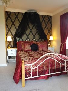 1 dormitorio con 1 cama grande con almohadas rojas en Sunrise view en Ballina