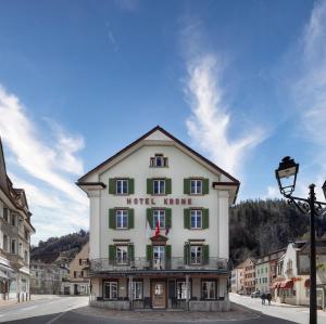 拉格斯Hotel Krone by b-smart的正面有标志的建筑物