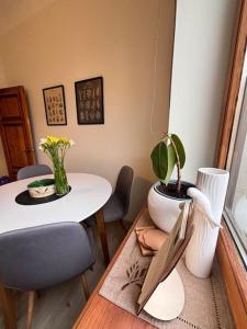 comedor con mesa y mesa y sillas blancas en Central Apartment, en Jelgava