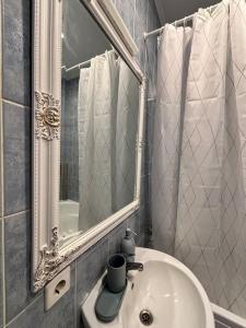 y baño con lavabo y espejo. en Central Apartment, en Jelgava