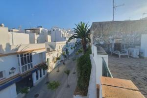 uitzicht op een straat met gebouwen bij Apartamento Conil Centro y Playa, San Sebastian in Conil de la Frontera