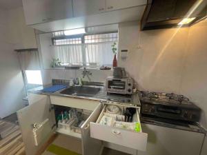 Dapur atau dapur kecil di 古民家　鈴乃家～SUZUNOYA　８名まで滞在可　船橋駅の隠れ宿