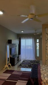 TV a/nebo společenská místnost v ubytování KBCC Apartment Permai Homestay