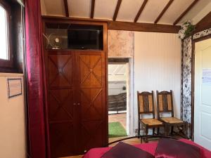 um quarto com uma porta com uma televisão por cima em Maison d'Hôtes L'Escale Du Loup Blanc em Maringes