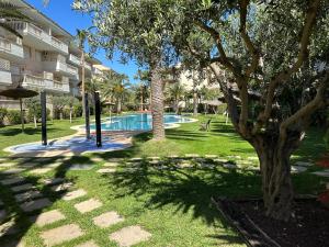 einen Park mit einem Baum und einem Pool in der Unterkunft Relax Nou Fontana 200M2 5min Beach in Jávea