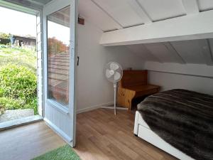um quarto com uma cama e uma grande janela em Maison d'Hôtes L'Escale Du Loup Blanc em Maringes
