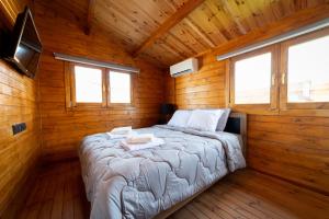 Tempat tidur dalam kamar di To Alliotiko Rustic Home in Lofou Village