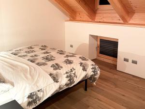 um quarto com uma cama e uma lareira em Appartamento Moderno ed Esclusivo - Casa Pierina em Lastebasse
