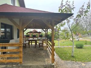 einem Holzpavillon mit einem Picknicktisch im Hof in der Unterkunft Apartment Valentina in Bročanac