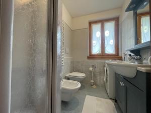 uma casa de banho com um WC e um lavatório em 094 Trilocale, pinzolo em Pinzolo