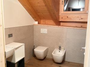 uma pequena casa de banho com WC e lavatório em Appartamento Moderno ed Esclusivo - Casa Pierina em Lastebasse