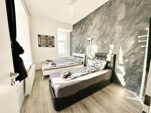 twee bedden in een kamer met een muur bij W Apartment - Brigittenau Area MM7 in Wenen