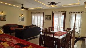 琅勃拉邦的住宿－Phasouk Viengmai Villa，客厅配有沙发和桌子