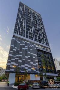 een hoog gebouw met een bord aan de zijkant bij Chambers Residence, Sunway Putra Mall in Kuala Lumpur