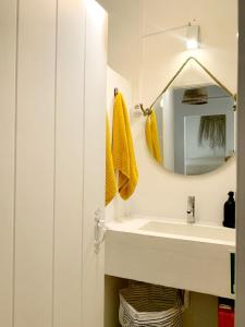 a bathroom with a sink and a mirror at Casa da Barrada-Monsaraz in Monsaraz