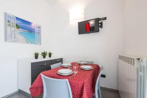 une salle à manger avec une table et des chaises rouges dans l'établissement Exclusive: Fronte Mare con Terrazzo e Parcheggio, à Rimini