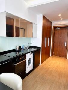 Nhà bếp/bếp nhỏ tại Sea Breeze White Villa