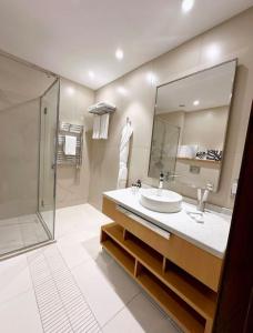 Phòng tắm tại Sea Breeze White Villa +31 ảnh
