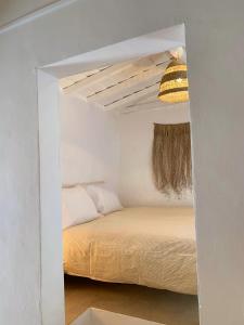 a bedroom with a bed in a white room at Casa da Barrada-Monsaraz in Monsaraz