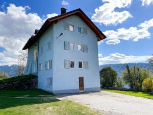 a large white house with a roof on top of it at Appartamento Moderno ed Esclusivo - Casa Pierina in Lastebasse