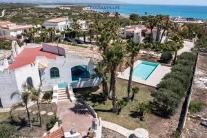 - une vue aérienne sur une maison avec une piscine dans l'établissement House&Villas - Villa le Palme di Vendicari - Garden View, à Reitani