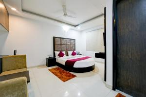 سرير أو أسرّة في غرفة في De Atlantis Inn Hotel Near Delhi Airport