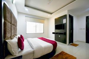 Voodi või voodid majutusasutuse De Atlantis Inn Hotel Near Delhi Airport toas