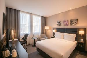 Cama ou camas em um quarto em Hilton Garden Inn Frankfurt City Centre