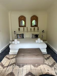 - une chambre avec un grand lit blanc et 2 fenêtres dans l'établissement MORO Marrakech Boutique Hôtel, à Marrakech