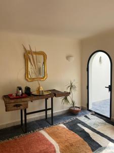 ein Ankleidezimmer mit einem Tisch und einem Spiegel in der Unterkunft MORO Marrakech Boutique Hôtel in Marrakesch