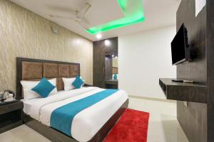 Cama ou camas em um quarto em De Atlantis Inn Hotel Near Delhi Airport