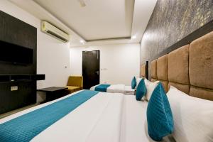 Кровать или кровати в номере De Atlantis Inn Hotel Near Delhi Airport