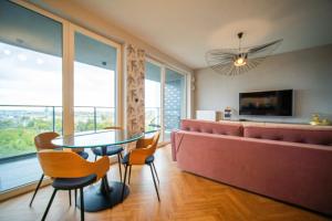 sala de estar con sofá, mesa y sillas en Gdynia po horyzont en Gdynia