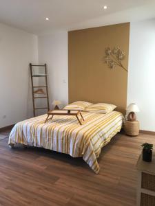 聖迪濟耶的住宿－La Suite en Or，一间卧室配有一张黄色和白色毯子的床