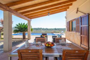 einen Esstisch auf der Terrasse eines Hauses in der Unterkunft Vista Sol in Ariany