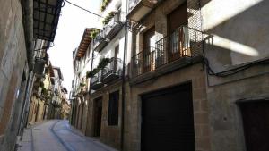 un callejón con un edificio con garaje en La casa del gatico, en Lumbier