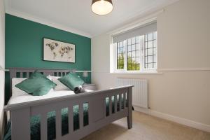 um quarto com um berço e uma janela em Cosyhome ideal for professionals em Barrow upon Humber